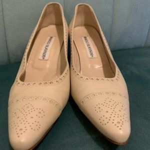 Manolo Blahnik Cream Pointed Toe Kitten Heel Pumps